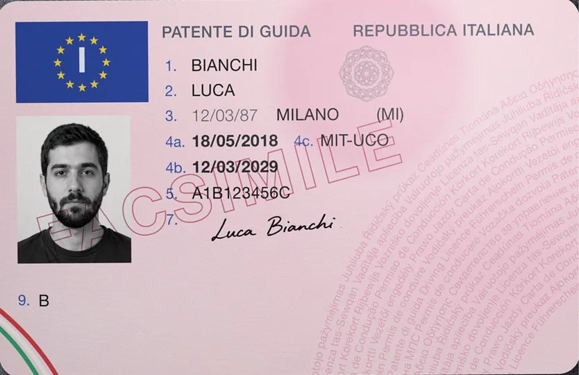 Facsimile di patente italiana con dati inventati. Dokus conserva copie; la versione digitale ufficiale è disponibile tramite Documenti su IO.