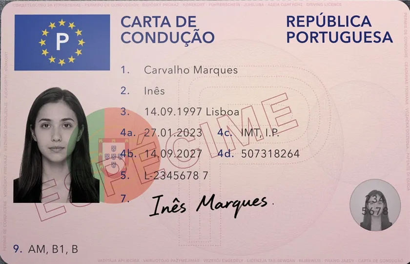 Carta de condução portuguesa de exemplo, com dados fictícios. O Dokus guarda cópias; a credencial digital oficial é disponibilizada pelo serviço público.